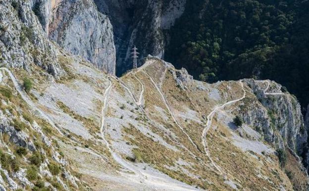 Canal de Urdón (Cantabria). Esta es una de las rutas más populares. Un trayecto que se encuentra a 75 metros de altitud, en pleno desfiladero de La Hermida. El río Urdón es el principal responsable de este accidente geográfico donde el cauce transita entre los municipios de Tresviso y Peñarrubia. Una ruta que es un espectáculo, sobre todo para los amantes de la naturaleza, pero que no está recomendada para todos los públicos. ¿La razón? Cuenta con pasos delicados, estrechos y resbaladizos que requieren extremar la precaución.