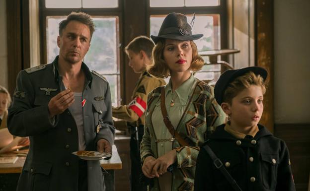 Sam Rockwell, Scarlet Johansson y el pequeño Roman Griffin Davis en 'Jojo Rabbit'.