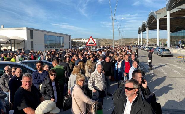 Los pasajeros formaron largas colas para abandonar en transporte público el aeropuerto de Alicante.