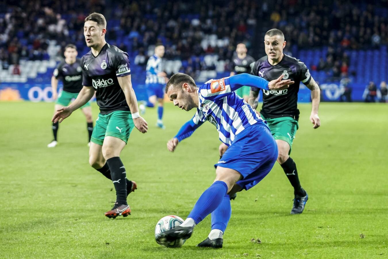 Fotos: El Racing cae ante el Dépor en Riazor