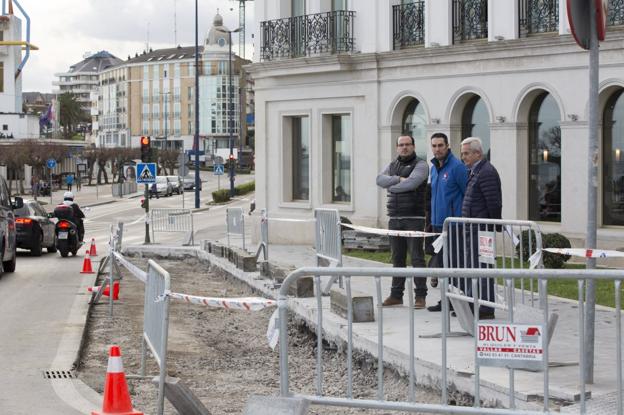  Emplazamiento. Representantes de los taxistas y del Ayuntamiento, junto a las obras que se realizan para fijar la nueva parada. 