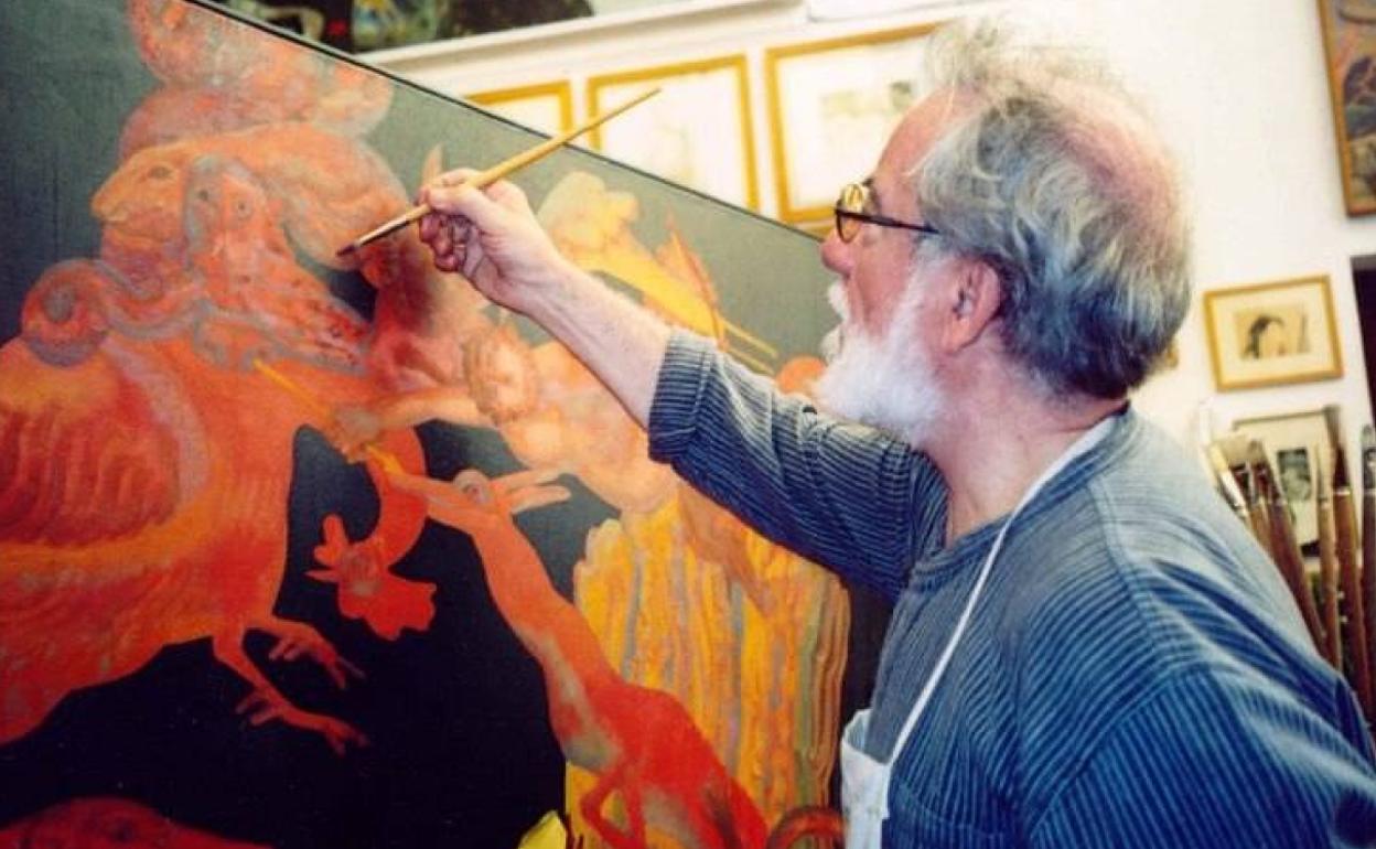 Manuel Alcorlo trabajando en su estudio del Barrio de las Letras de Madrid. 