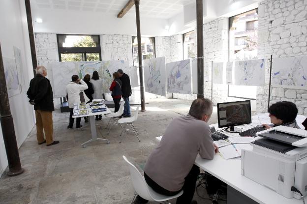 Ciudadanos consultan la documentación en la oficina habilitada en Julián Ceballos durante el periodo de exposición pública.