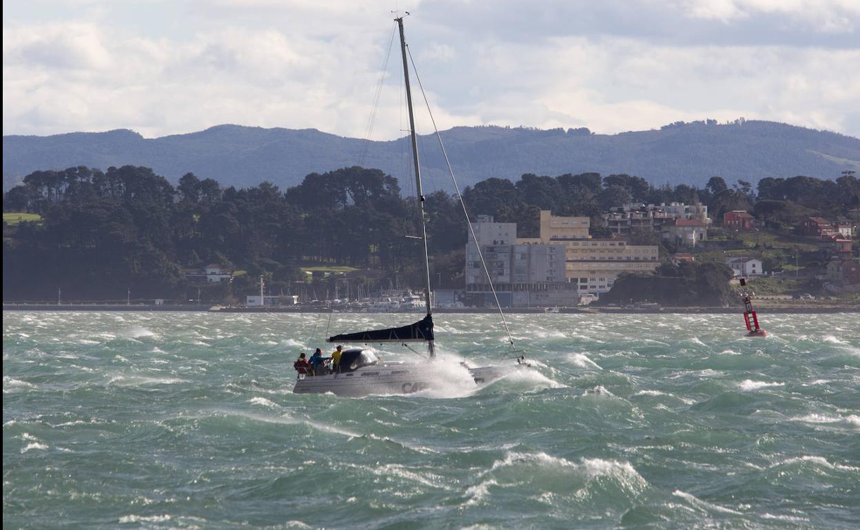 Imagen de la bahía de Santander al mediodía de este sábado, 'picada' por el azote del viento sur.