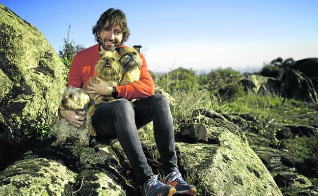 Daniel Sánchez Arévalo posa con Brigi (a la derecha), Pony, hija de Brigi (en el centro), y Lola, la perra de su novia.