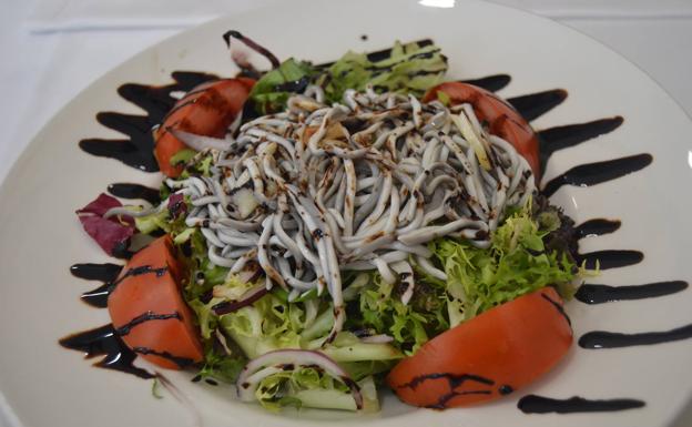 Ensalada de gulas y pasas.