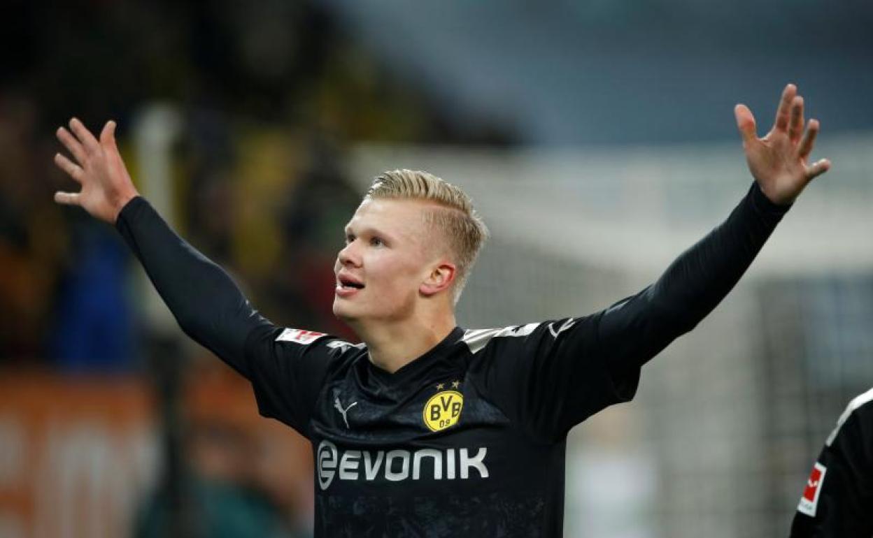 Erling Haaland celebra uno de los tres goles que marcó en su debut con el Dortmund. 