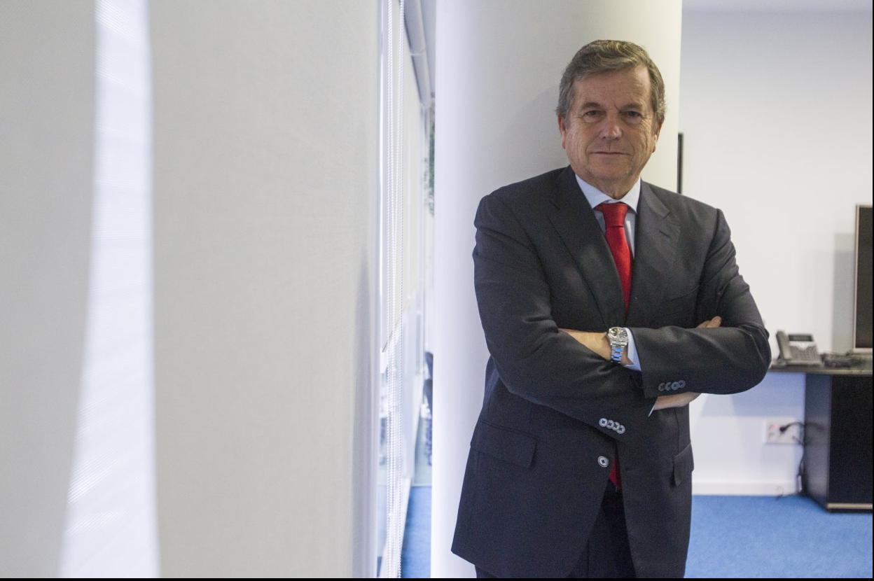 El ya exdirector territorial de Banco Santander en Cantabria, Carlos Hazas, esta semana en las instalaciones de El Diario, momentos antes de esta entrevista. 