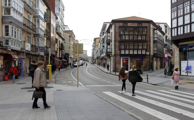 La calle Julián Ceballos es uno de los ejes principales del casco urbano y este es el tramo que se quiere peatonalizar. 