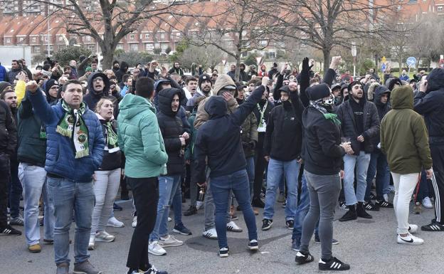 Los más de 500 aficionados que se concentraron frente al estadio expresaron su malestar contra los responsables del club.