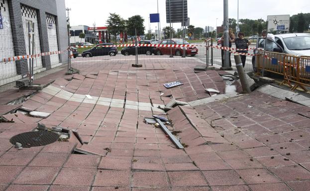 Imagen principal - Arriba, socavón producido en 2013 en una acera acera entre la rotonda y El Corte Inglés, que estuvo meses en estas condiciones. Debajo, imagen de inundaciones: los vecinos lucharon a lo largo de los años por que se construyera un colector que evitara acumulaciones de agua cada vez que llovía. En la última foto, unas enormes grietas en un edificio causaron la alarma en 2018: los técnicos no encontraron relación con una mala cimentación