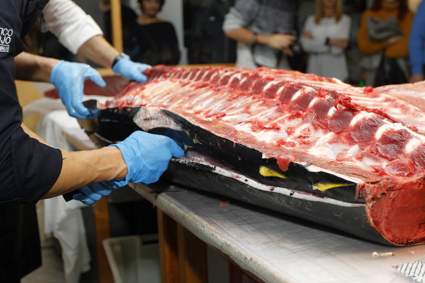 Con el tradicional ronqueo, o kaitai japonés del atún rojo de Balfegó (Tarragona), a cargo de Tajiri Nobuyuky, han comenzado en el restaurante La Dársena de Suances las jornadas dedicadas a este sabroso túnido, programadas hasta el próximo 2 de febrero
