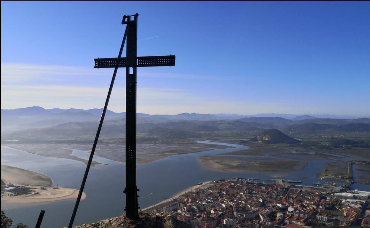 La cruz vuelve a presidir el pico Buciero, desde el que se contempla todo Santoña. 