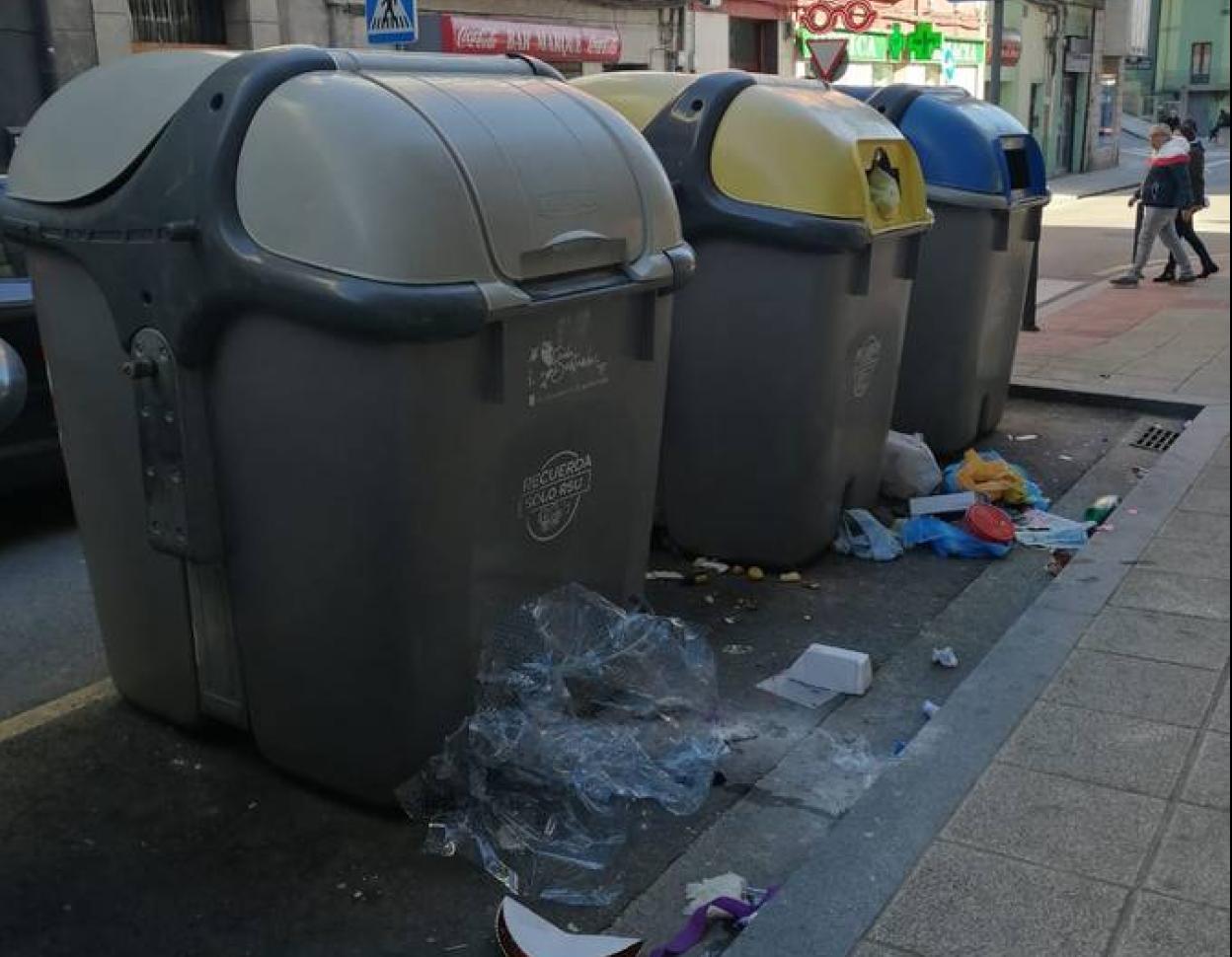 Contenedores en la calle Cisneros esta misma semana, rodeados de suciedad y basura tirada por el suelo.