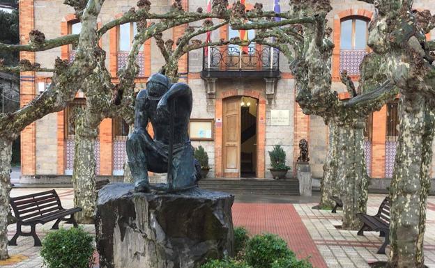 Al fondo de la imagen, tras el monumento al minero, se encuentra la sede de la Junta Vecinal de Mioño. :: 