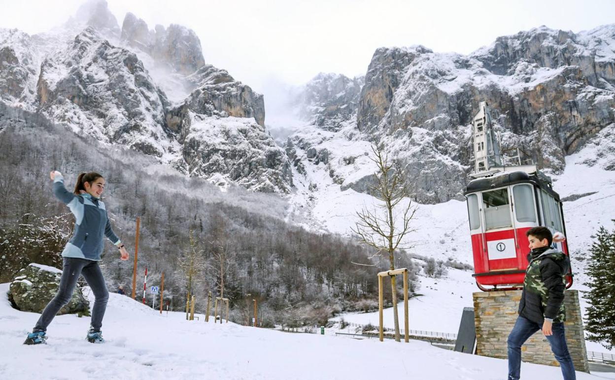 Dos niños juegan con la nieve, ayer en Fuente Dé.