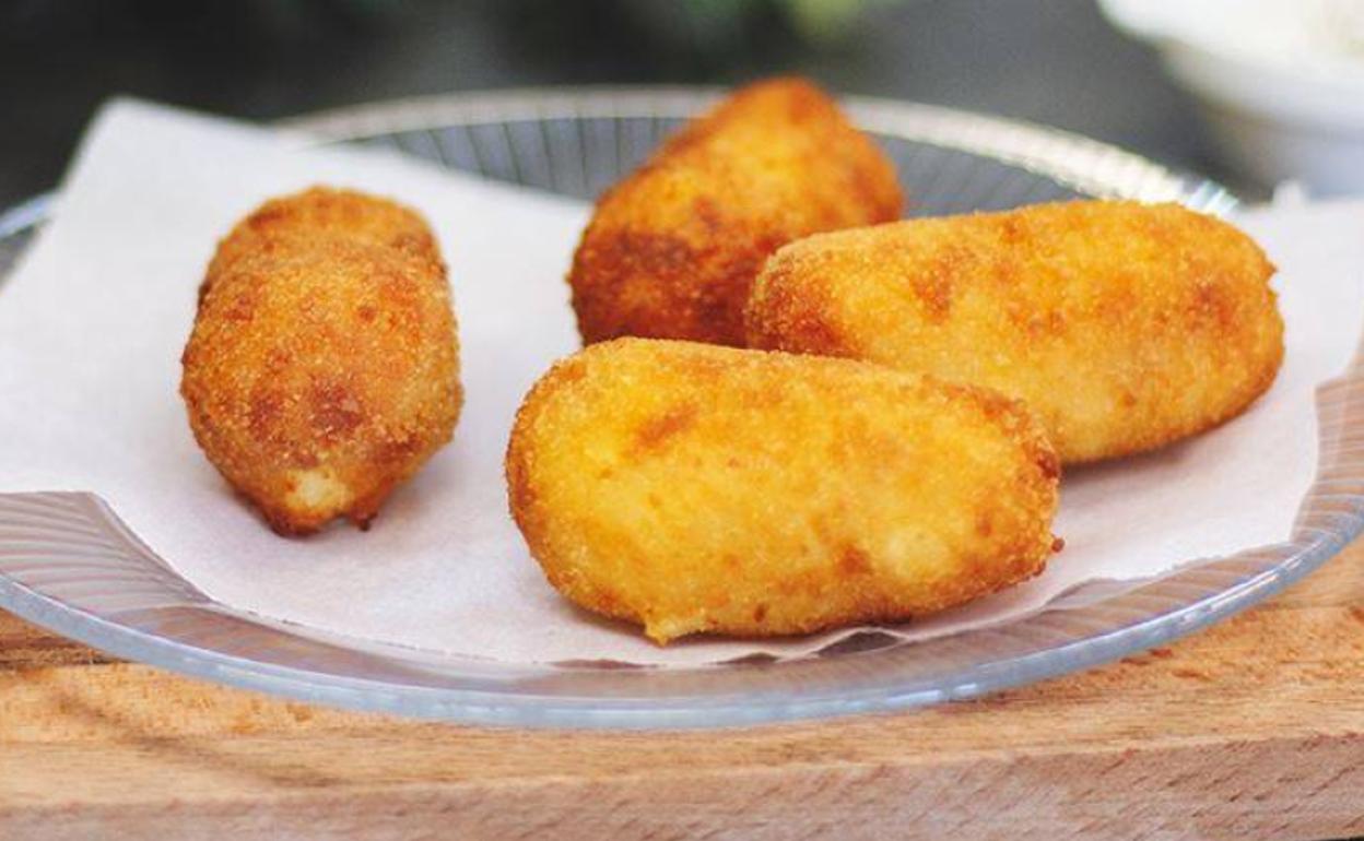 La bechamel de huevo frito es perfecta para el relleno de estas croquetas pero se les puede incorporar cualquier otro ingrediente.