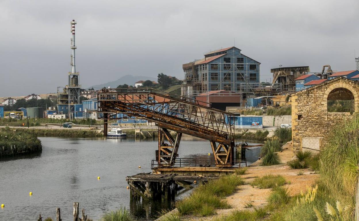 Vista de las instalaciones de Asturiana de Zinc en Hinojedo.