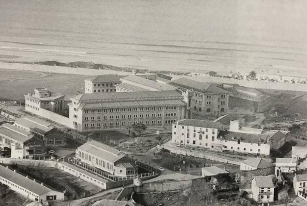 Exterior del centro penitenciario El Dueso en los años posteriores a la Guerra Civil. :: 