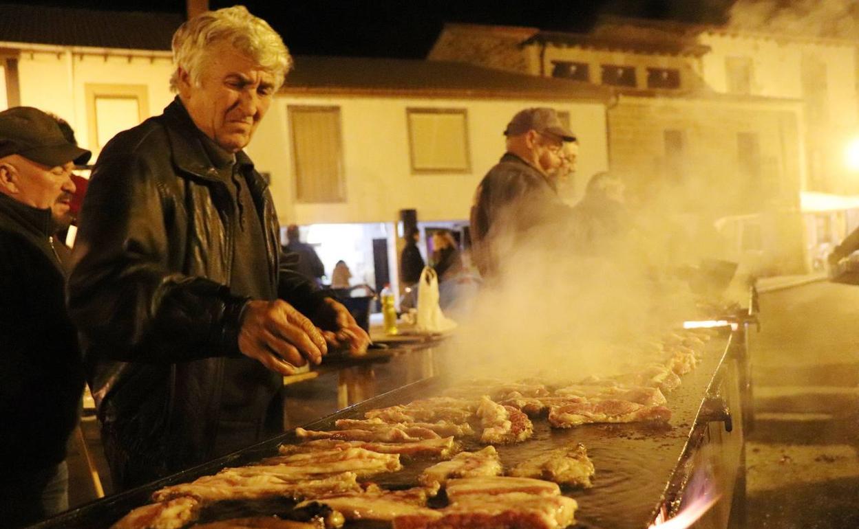 Degustación de las piezas del cerdo en una edición anterior de la Fiesta de la Matanza de Valderredible.