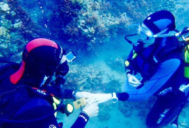 Patricia Montero y Álex Adover en su pedida de mano acuática