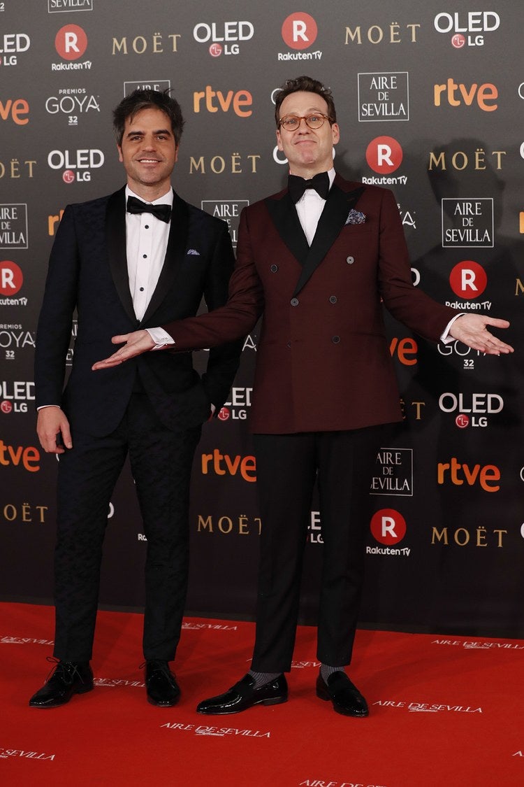 Los presentadores de la gala, Ernesto Sevilla y Joaquín Reyes, acertaron con dos modelos de esmoquin con los que lograron dos looks impecables.