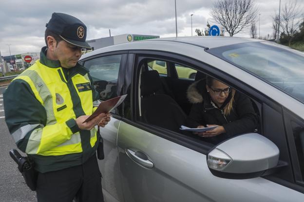 Una conductora entrega la documentación a un guardia civil durante uno de los controles de ayer