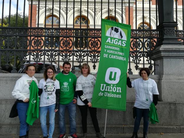 Socios de Aigas en una reivindicación ante el Ministerio de Agricultura en Madrid. 