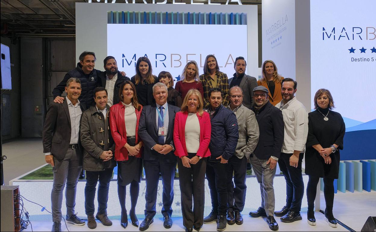 La directora del proyecto, Pilar Candil, junto a varios de los cocineros participantes y la alcaldesa de Marbella, Ángeles Muñoz.