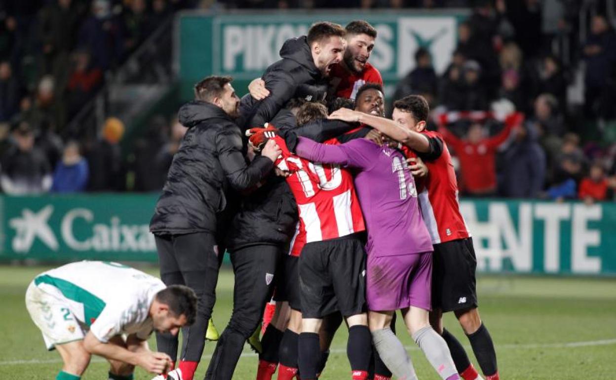 Los jugadores del Athletic celebran la clasificación en los penaltis.
