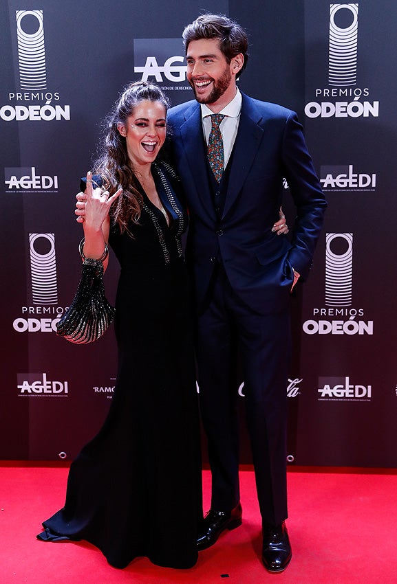 Una de las parejas más elegantes, Sofía Ellar, de Dolores Promesas, y Álvaro Soler, con un impecable tres piezas azul marino y corbata de flores.