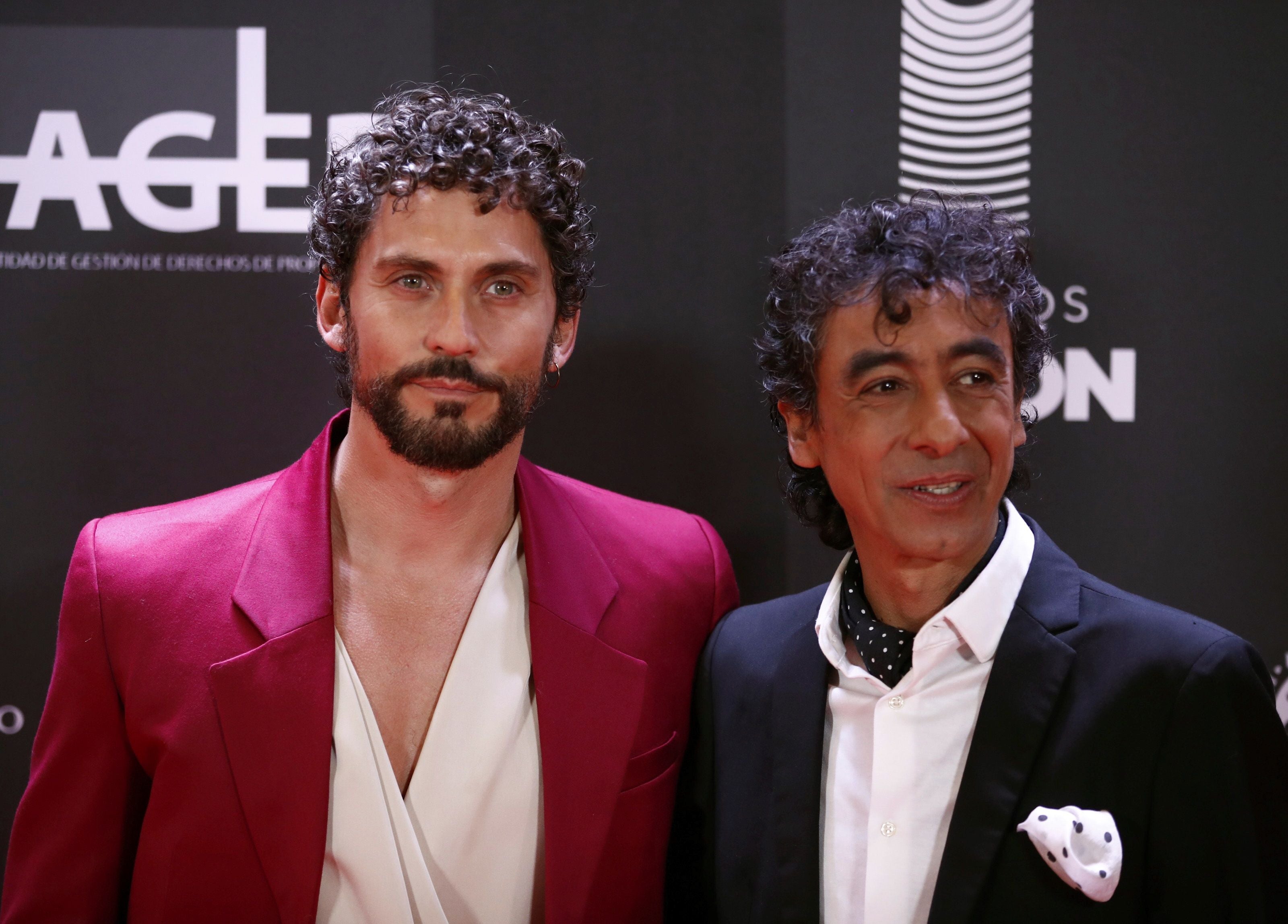 Paco León, con un traje de color magenta y una blusa cruzada con lazada lateral, de la firma MANS, y Tomasito, con quien entregó uno de los premios de la velada.