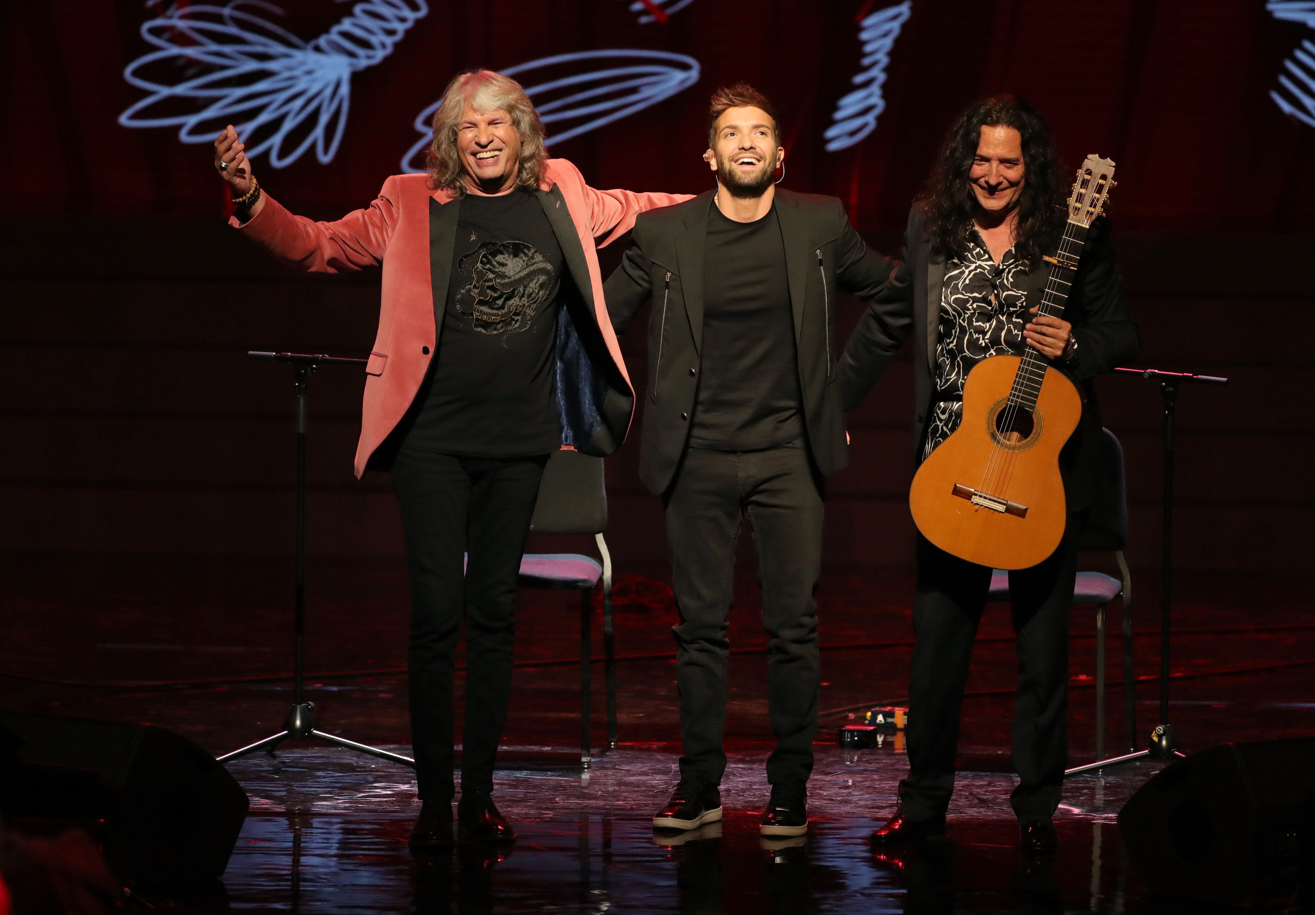 José Mercé, de negro y con americana de terciopelo rosa, junto a Pablo Alborán y Tomatito, de negro y con camisa estampada.