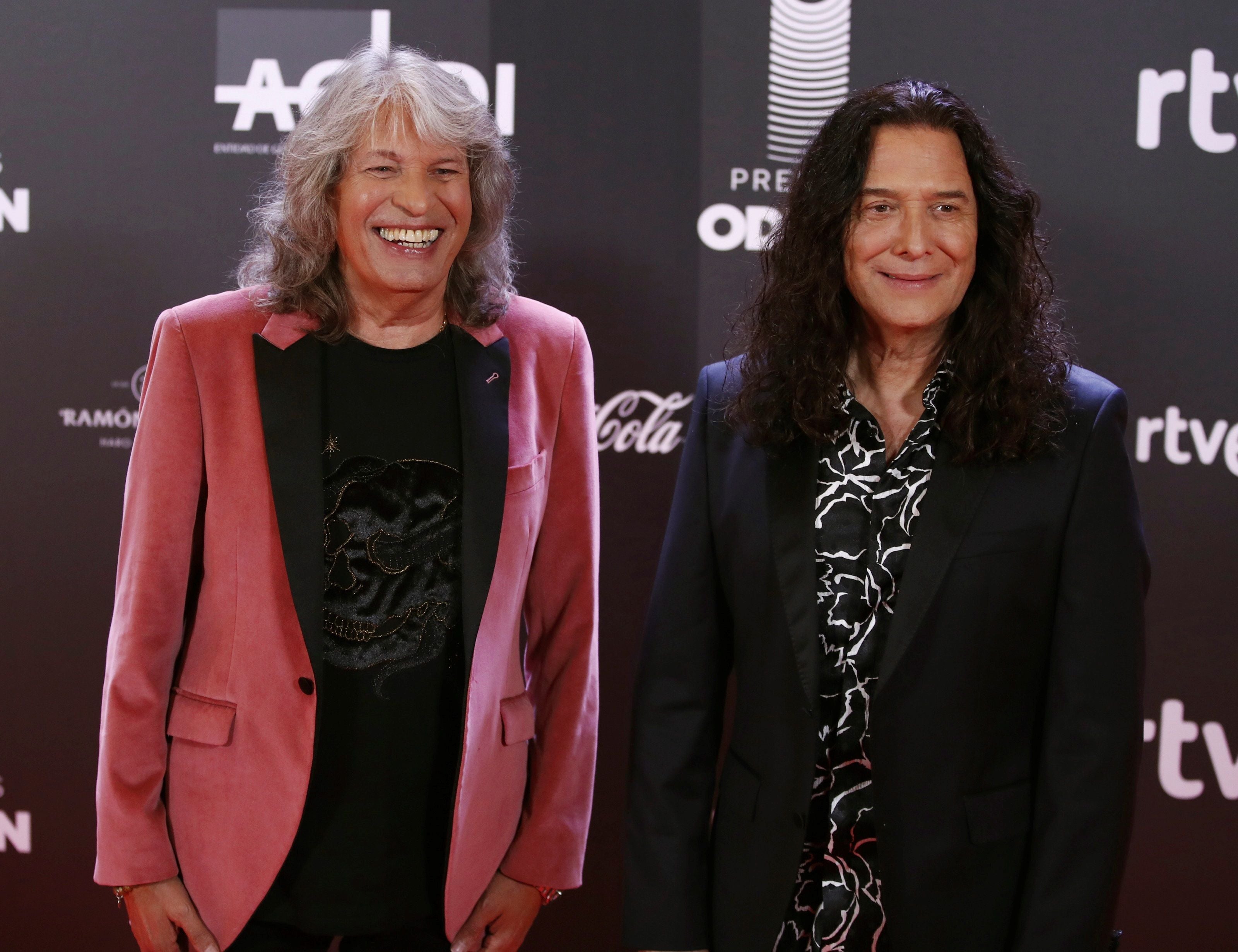 José Mercé, de negro y con americana de terciopelo rosa, junto a Tomatito, de negro y con camisa estampada, con el galardón al Mejor Álbum Flamenco.