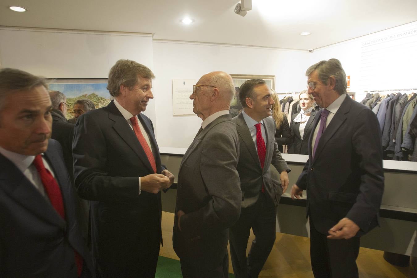 Carlos Hazas charla con Pedro Crespo de Lara. Al lado, Luis Revenga.