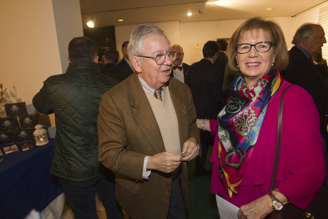 Fernando Jaúregui (izquierda), entre los invitados a la fiesta.