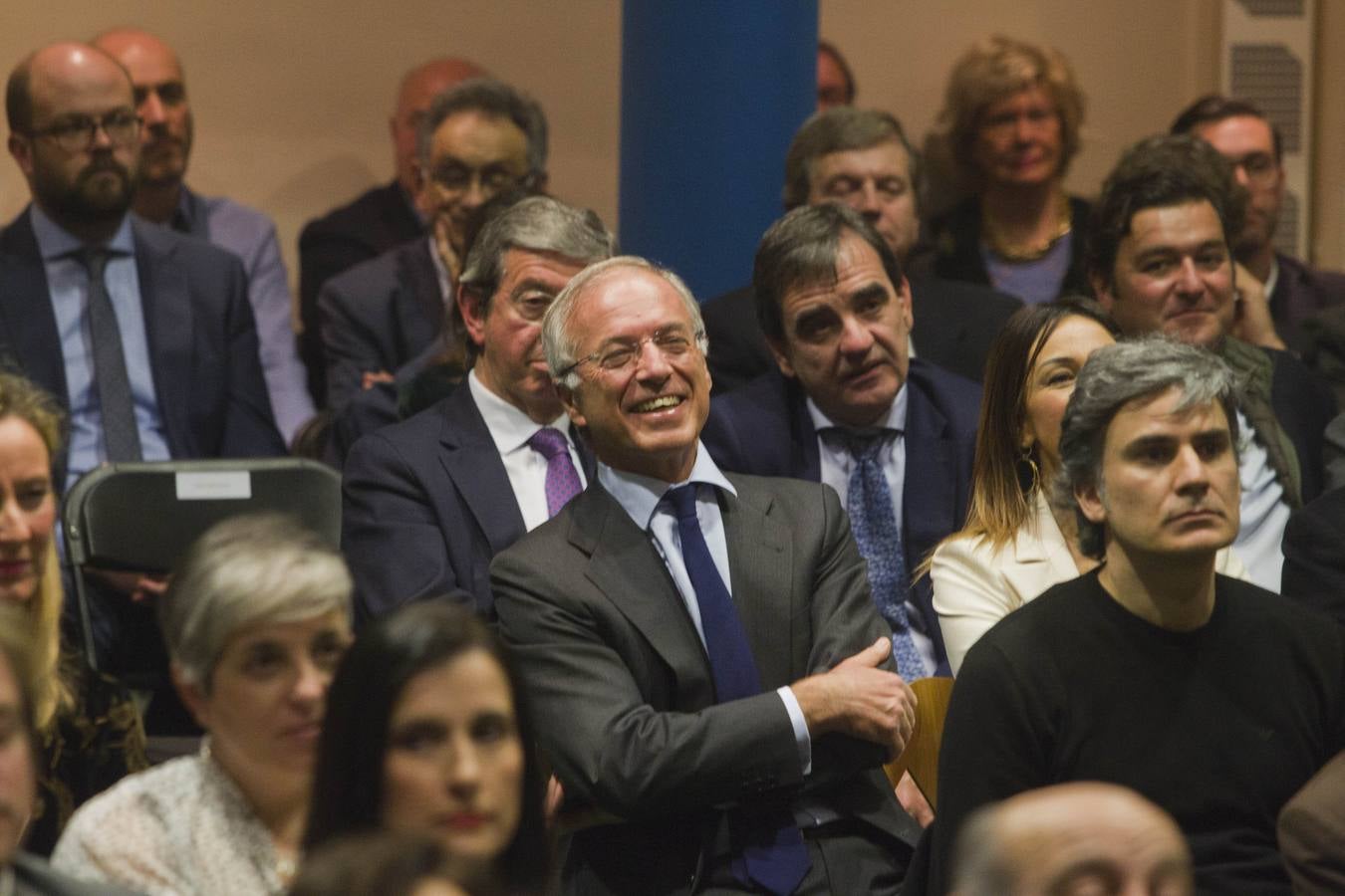 Miguel Antoñanzas, entre el público. Detrás, Luis Revenga (presidente de Editorial Cantabria) e Ignacio Pérez (director general de El Diario Montañés).