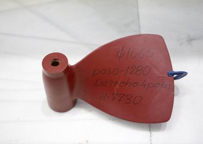 Imagen secundaria 1 - En vertical, 'Cada día todo parece más otra cosa 1', pieza de Juan López (cemento sobre pladur). Al lado, 'Projected área'. Madera y presilla, 2019. Detalle (Helice). 