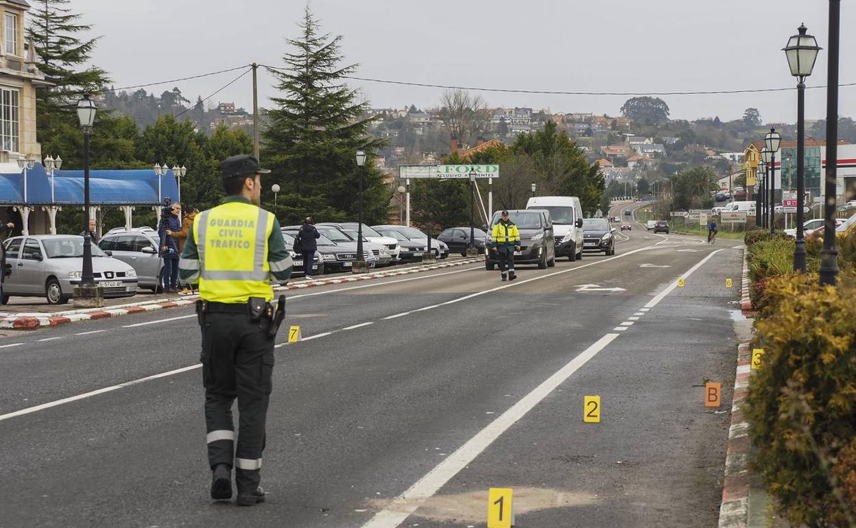 La Guardia Civil tomando datos en el lugar del accidente