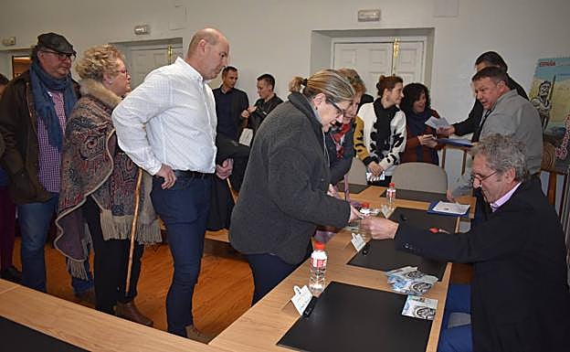 Vecinos de Los Corrales adquirieron el sello tras su presentación.