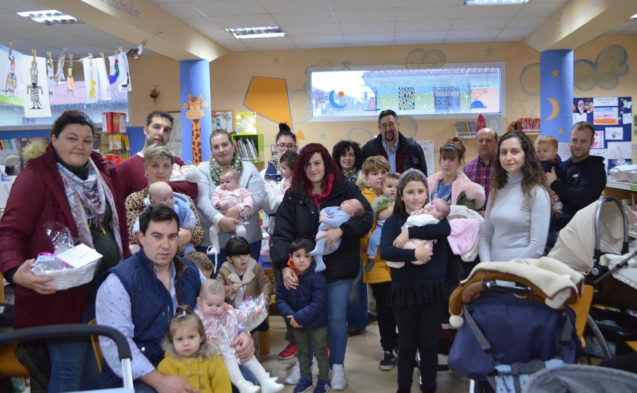 Algunos de los niños nacidos en el último año, en la Biblioteca de Los Corrales de Buelna.