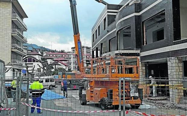 Los operarios trabajan en la eliminación de amianto esta semana