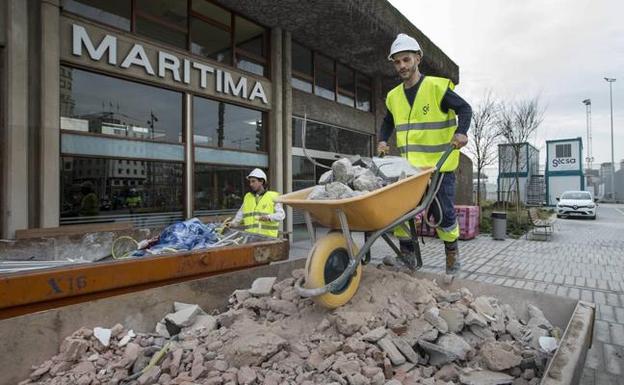 Unos operarios retiran escombros tras los primeros trabajos de esta semana en la Estación Marítima.