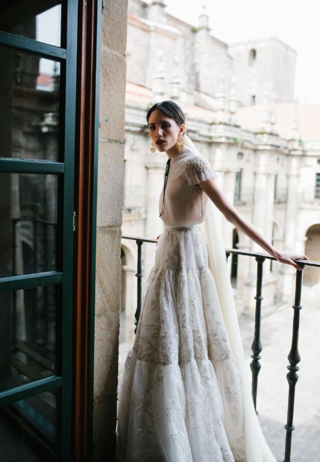 Vestido con top de lazada y falda brocada de Juana Rique