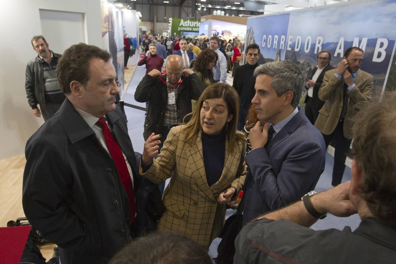 Félix de las Cuevas junto a María José Sáenz de Buruaga y Pablo Zuloaga