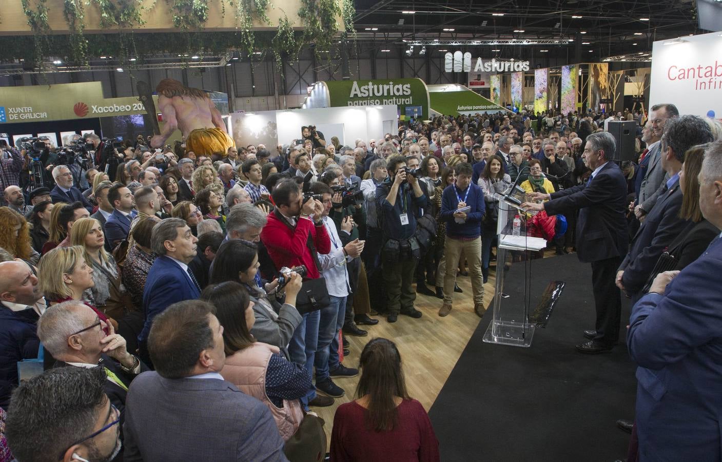 El discurso oficial de Revilla se ha centrado en la apuesta por el «turismo sostenible» y la defensa férrea de la Constitución