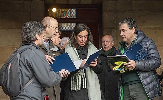 Los profesionales se reparten el trabajo a realizar.