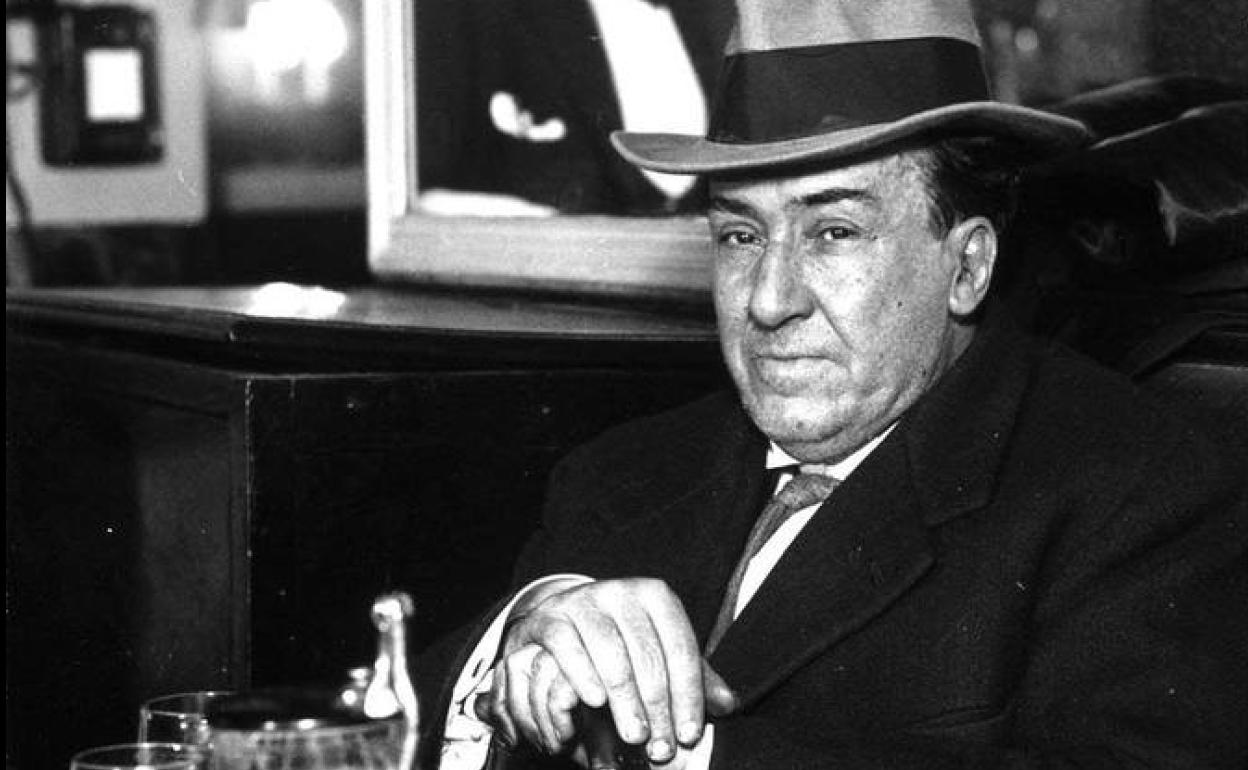 Antonio Machado posa en el Café Gijón, en Madrid. 