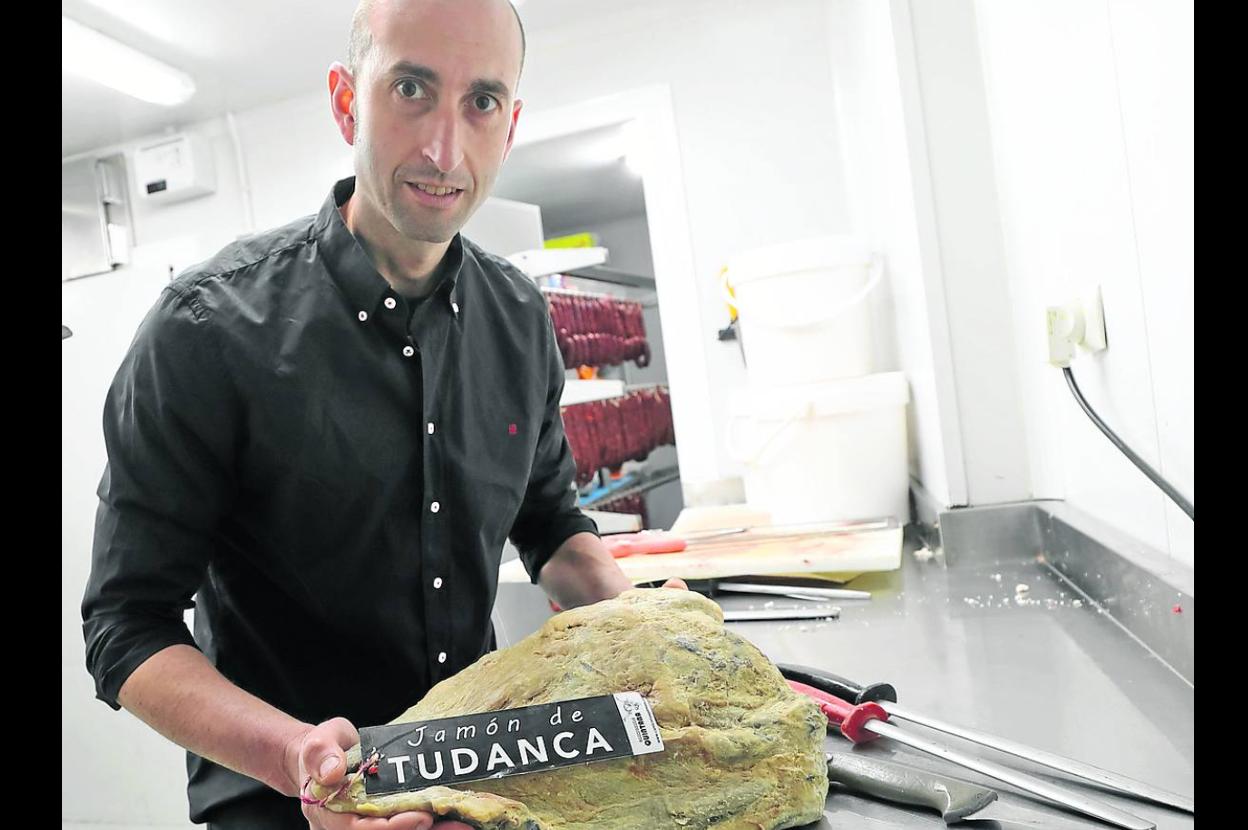 Manuel Quintana, con una pieza del nuevo 'jamón de tudanca'. 