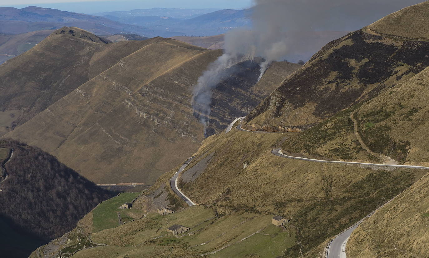 Imagen de un incendio en la zona pasiega hace unas semanas.